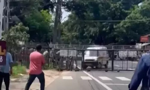 രോഗിയുമായെത്തിയ ആംബുലന്‍സ് പൊലീസ് ബാരിക്കേഡിൽ കുടുങ്ങി; കടത്തിവിടാതെ പൊലീസ്