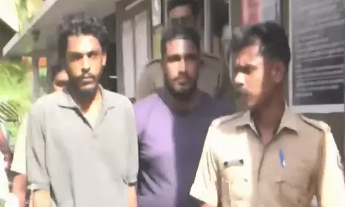 തിരുവനന്തപുരത്ത് കാർ അടിച്ചു തകർത്ത് തീയിടാൻ ശ്രമിച്ച കേസ്; രണ്ട് പേർ പിടിയിൽ