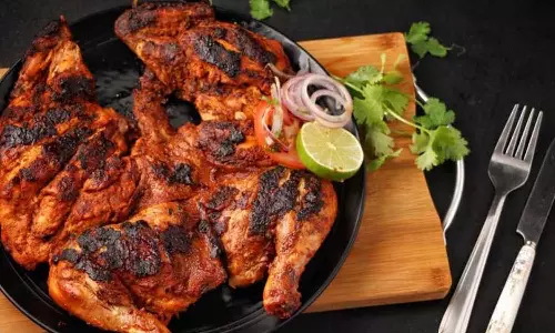 അഞ്ച് മിനിറ്റിൽ അൽഫാം കിട്ടണം, വൈകുമെന്ന് ജീവനക്കാർ; ഹോട്ടലിൽ അടിയോടടി