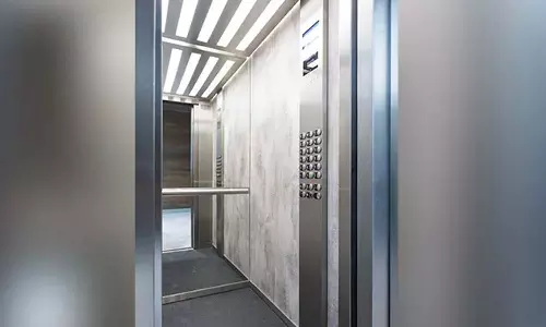 ലിഫ്റ്റിൽ കുടുങ്ങിയത് മൂന്ന് ദിവസം, ഒൻപത് നില കെട്ടിടത്തിന് മുകളിൽ യുവതിയുടെ മൃതദേഹം