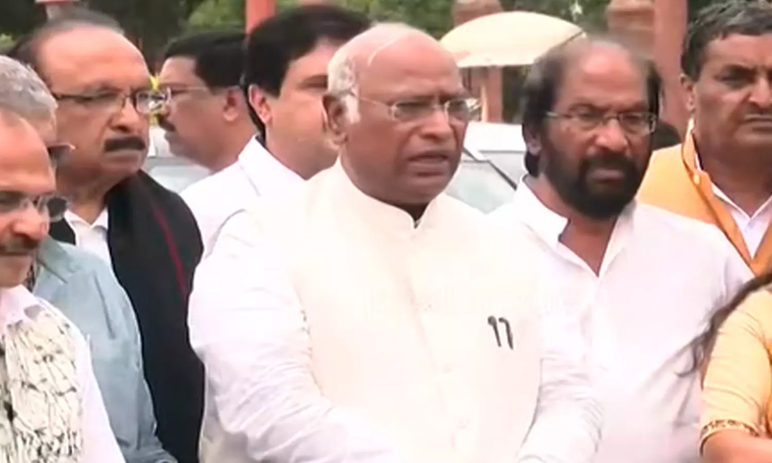 മണിപ്പൂരിൽ പ്രധാനമന്ത്രി നേരിട്ട് ഇടപെടണം; ഇൻഡ്യ എംപിമാർ രാഷ്ട്രപതിയെ കണ്ടു മണിപ്പൂരിൽ പ്രധാനമന്ത്രി നേരിട്ട് ഇടപെടണം; ഇൻഡ്യ എംപിമാർ രാഷ്ട്രപതിയെ കണ്ടു