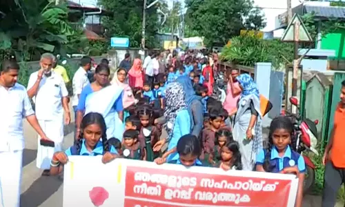 Classmates of the boy who was killed in Aluva held a silent march,Aluva murder,latest malayalam news,മൗനജാഥ നടത്തി ആലുവയിൽ കൊല്ലപ്പെട്ട കുട്ടിയുടെ സഹപാഠികൾ Classmates of the boy who was killed in Aluva held a silent march,Aluva murder,latest malayalam news,മൗനജാഥ നടത്തി ആലുവയിൽ കൊല്ലപ്പെട്ട കുട്ടിയുടെ സഹപാഠികൾ