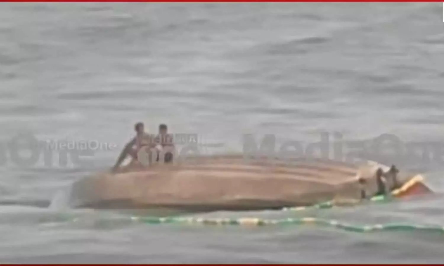 muthalapozhi,boat accident, boat overturned again in Mudalpozhi; Sixteen people were injured in the accident,മുതലപ്പൊഴിയിൽ വീണ്ടും വള്ളം മറിഞ്ഞു; അപകടത്തിൽപ്പെട്ടത് പതിനാറുപേർ,,മുതലപ്പൊഴിയിൽ വീണ്ടും അപകടം