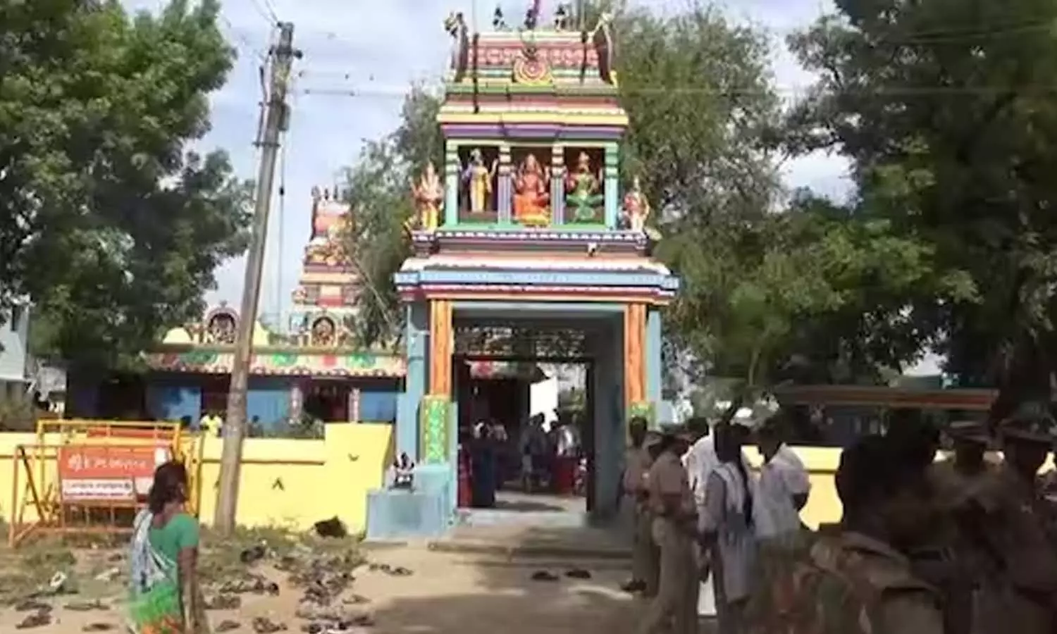 Dalit families entered the Mariamman temple in Chellankuppam village Dalit families entered the Mariamman temple in Chellankuppam village