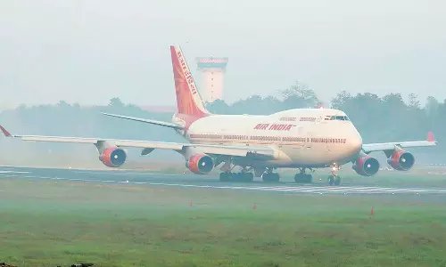 emergency landing,Sharjah flight that took off from Nedumbassery was turned back immediately,CIAL,വിമാനത്തിൽ പുക,നെടുമ്പാശ്ശേരി വിമാനത്താവളം, ഷാർജ വിമാനം അടിയന്തരമായി തിരിച്ചിറക്കി,latest malayalam news
