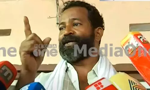 കൃഷിയിടത്തേക്ക് വെള്ളം ലഭിക്കുന്നില്ല; പഞ്ചായത്ത് ഓഫീസിനു മുകളിൽ കർഷകന്റെ ആത്മഹത്യ ഭീഷണി കൃഷിയിടത്തേക്ക് വെള്ളം ലഭിക്കുന്നില്ല; പഞ്ചായത്ത് ഓഫീസിനു മുകളിൽ കർഷകന്റെ ആത്മഹത്യ ഭീഷണി