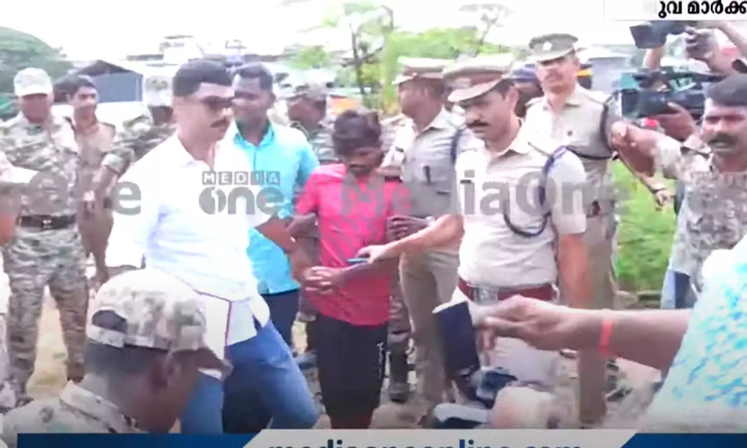 അഞ്ചുവയസുകാരിയുടെ കൊലപാതകം: പ്രതിയുമായി ആലുവ മാര്ക്കറ്റില് തെളിവെടുപ്പ് നടത്തി അഞ്ചുവയസുകാരിയുടെ കൊലപാതകം: പ്രതിയുമായി ആലുവ മാര്ക്കറ്റില് തെളിവെടുപ്പ് നടത്തി