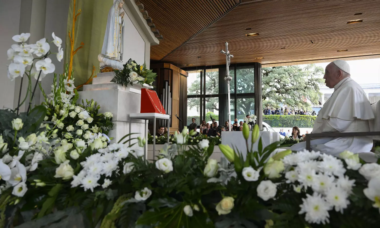 Pope Francis prays for world peace at Fatima Pope Francis prays for world peace at Fatima