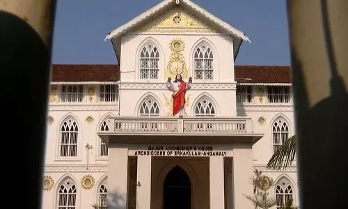 Ernakulam-Angamali Archdiocese, uniform Mass,Popes special representative,പള്ളികളില്‍ സര്‍ക്കുലര്‍ വായിച്ചില്ല; മാർപാപ്പയുടെ പ്രതിനിധിയേയും തള്ളി എറണാകുളം അങ്കമാലി അതിരൂപത,എറണാകുളം അങ്കമാലി അതിരൂപത,മാർപാപ്പയുടെ പ്രതിനിധി