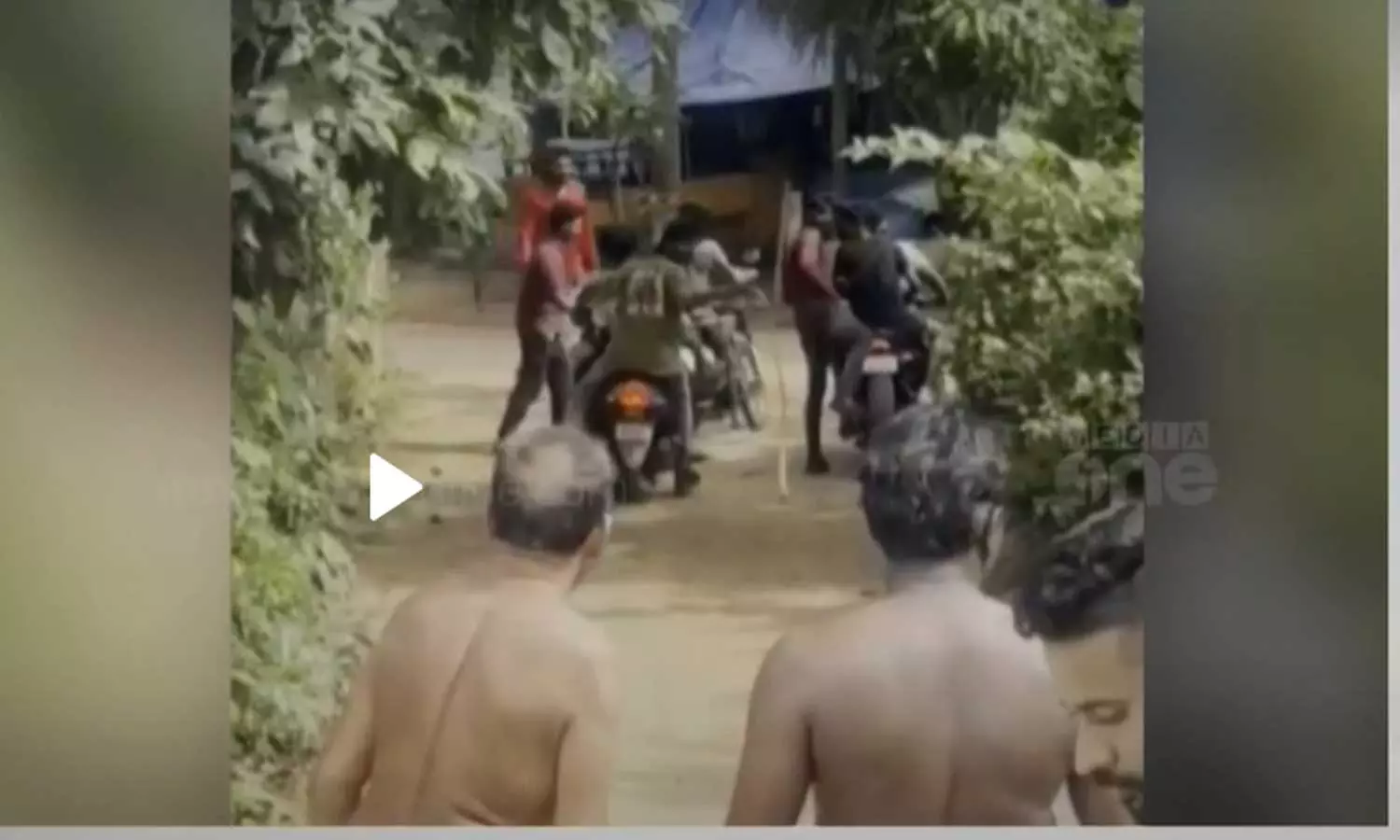 ഫുട്‌ബോൾ കളിക്കിടെ നടന്ന തർക്കത്തിന് വീട് കയറി ആക്രമണം; വീട്ടമ്മ ഉൾപ്പടെ 3 പേർക്ക് പരിക്കേറ്റു