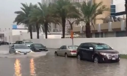യു.എ.ഇയിൽ ശക്തമായ മഴയും കാറ്റും തുടരുന്നു
