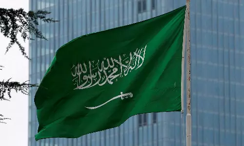 സൗദിയിൽ അനധികൃതമായി വിദേശിയെ ജോലിക്ക് നിയമിച്ചാല് പിഴ സൗദിയിൽ അനധികൃതമായി വിദേശിയെ ജോലിക്ക് നിയമിച്ചാല് പിഴ