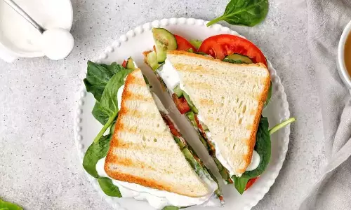Italy,Italian cafe charges Rs 182 for cutting sandwich into half ,sandwich-cutting fee,സാൻഡ്‍വിച്ച് രണ്ടായി മുറിക്കാൻ 180 രൂപ!;  ബില്ല് കണ്ട് ഞെട്ടി യുവാവ്,സാന്‍ഡ്‍വിച്ച് ബില്ല്..സാന്‍വിച്ച് രണ്ടായി മുറിക്കാന്‍ 180 രൂപ