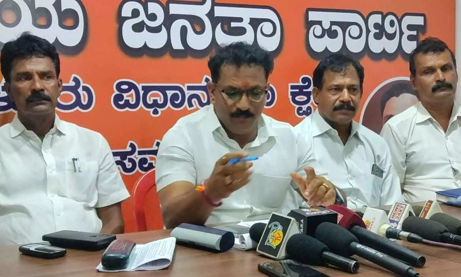 BJP Kicked out two members who voted for sdpi BJP Kicked out two members who voted for sdpi