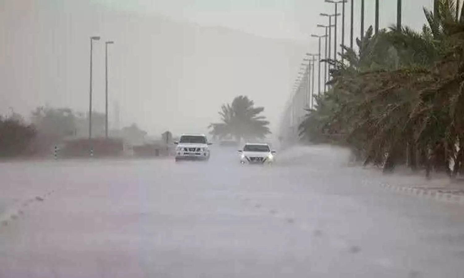 യുഎഇയുടെ കിഴക്കൻ മേഖലയിൽ ശക്തമായ കാറ്റും മഴയും തുടരുന്നു