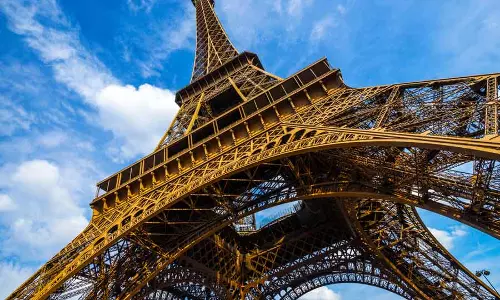 ബോംബ് ഭീഷണി; ഈഫൽ ടവറിൽ നിന്ന് ആളുകളെ ഒഴിപ്പിച്ചു