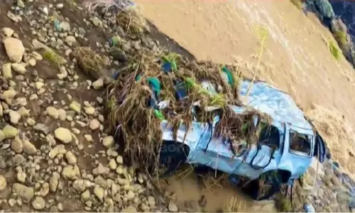 ഒമാനിലെ ബുറൈമിയിൽ ശക്തമായ മഴ; വാദിയിലകപ്പെട്ട് മൂന്ന് മരണം