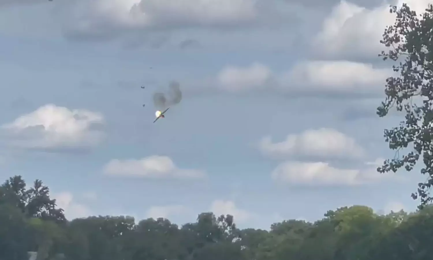 എയർ ഷോക്കിടെ ജെറ്റ് വിമാനം പാർക്കിംഗ് ലോട്ടിലേക്ക് തകർന്ന് വീണു; വീഡിയോ എയർ ഷോക്കിടെ ജെറ്റ് വിമാനം പാർക്കിംഗ് ലോട്ടിലേക്ക് തകർന്ന് വീണു; വീഡിയോ