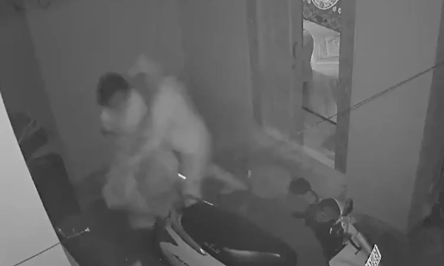 ഇതാണ് സിങ്കപ്പെണ്ണ്... ഇരുമ്പ് വടി കൊണ്ട് തലയ്ക്കടിക്കാൻ നോക്കിയ കള്ളനെ അടിച്ചോടിച്ച് യുവതി ഇതാണ് സിങ്കപ്പെണ്ണ്... ഇരുമ്പ് വടി കൊണ്ട് തലയ്ക്കടിക്കാൻ നോക്കിയ കള്ളനെ അടിച്ചോടിച്ച് യുവതി