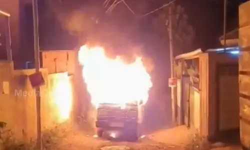 തിരുവനന്തപുരത്ത് ഓടുന്ന കാറിന് തീപിടിച്ചു തിരുവനന്തപുരത്ത് ഓടുന്ന കാറിന് തീപിടിച്ചു