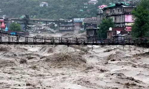 മലയിൽ നിന്ന് കുത്തിയൊലിച്ച് വെള്ളം, മിന്നൽ പ്രളയത്തിൽ തകർന്ന് ഹിമാചൽ; ദൃശ്യങ്ങൾ
