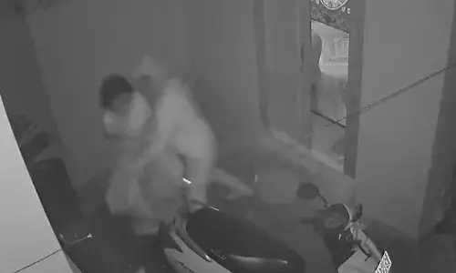 ഇതാണ് സിങ്കപ്പെണ്ണ്... ഇരുമ്പ് വടി കൊണ്ട് തലയ്ക്കടിക്കാൻ നോക്കിയ കള്ളനെ അടിച്ചോടിച്ച് യുവതി