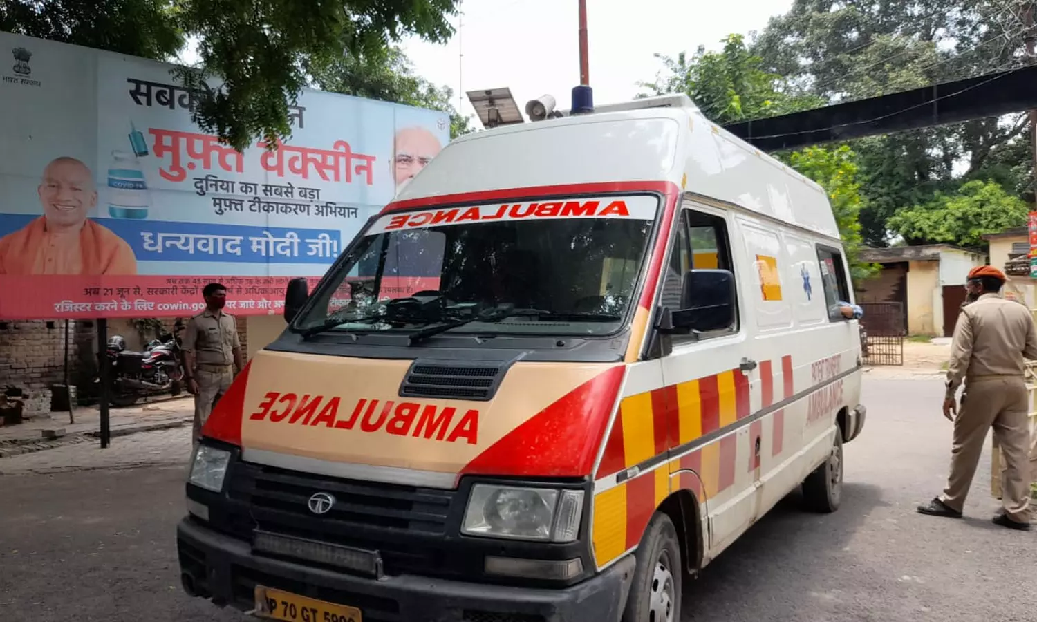 യു.പിയിൽ ശിവന് ബലിയായി മരംമുറി യന്ത്രം ഉപയോഗിച്ച് സ്വന്തം തലയറുക്കാൻ ശ്രമിച്ച് യുവാവ്; ഗുരുതരാവസ്ഥയിൽ യു.പിയിൽ ശിവന് ബലിയായി മരംമുറി യന്ത്രം ഉപയോഗിച്ച് സ്വന്തം തലയറുക്കാൻ ശ്രമിച്ച് യുവാവ്; ഗുരുതരാവസ്ഥയിൽ