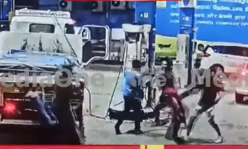 സിഎൻജി നിറക്കുന്നതുമായി ബന്ധപ്പെട്ട് തർക്കം; കളമശ്ശേരിയിൽ പെട്രോൾ പമ്പ് ജീവനക്കാർക്ക് ക്രൂരമർദനം