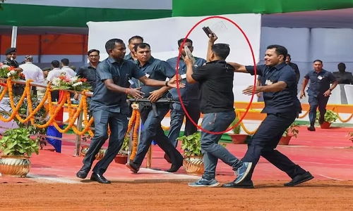 man tries to gate-crash bihar bhief ministers event