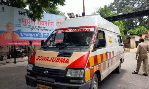 യു.പിയിൽ ശിവന് ബലിയായി മരംമുറി യന്ത്രം ഉപയോഗിച്ച് സ്വന്തം തലയറുക്കാൻ ശ്രമിച്ച് യുവാവ്; ഗുരുതരാവസ്ഥയിൽ യു.പിയിൽ ശിവന് ബലിയായി മരംമുറി യന്ത്രം ഉപയോഗിച്ച് സ്വന്തം തലയറുക്കാൻ ശ്രമിച്ച് യുവാവ്; ഗുരുതരാവസ്ഥയിൽ