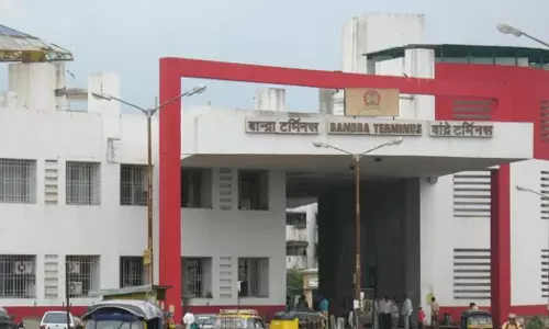 Muslim Boy attacked by Hindutva goons at Bandra Terminus station for hanging out with Hindu girl