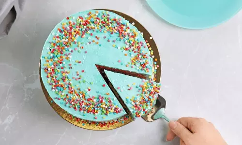 ജന്മദിന കേക്ക് 20 കഷ്ണങ്ങളാക്കി മുറിച്ചതിന് 1,800 രൂപ!, റസ്റ്റോറന്റിനെതിരെ കുടുംബം; സമ്മിശ്ര പ്രതികരണവുമായി സോഷ്യൽമീഡിയ