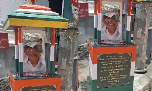 Oommen Chandys sculpture was smashed in Neyyatinkara
