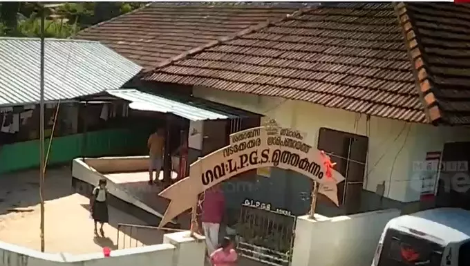 ദേശീയപാതാ വികസനം; സർക്കാർ സ്കൂൾ പ്രതിസന്ധിയിൽ, അടച്ചുപൂട്ടലിന്റെ വക്കിൽ ദേശീയപാതാ വികസനം; സർക്കാർ സ്കൂൾ പ്രതിസന്ധിയിൽ, അടച്ചുപൂട്ടലിന്റെ വക്കിൽ