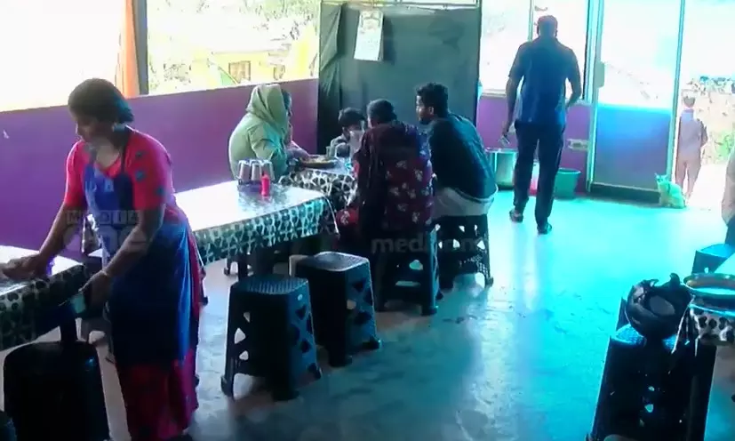 പത്തുരൂപ സബ്സിഡി നിർത്തലാക്കി; ജനകീയ ഹോട്ടലുകളുടെ പ്രവർത്തനം പ്രതിസന്ധിയിൽ പത്തുരൂപ സബ്സിഡി നിർത്തലാക്കി; ജനകീയ ഹോട്ടലുകളുടെ പ്രവർത്തനം പ്രതിസന്ധിയിൽ