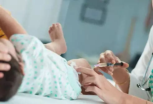 അഞ്ചുദിവസം പ്രായമുള്ള കുഞ്ഞിന് അധിക വാക്സിൻ; നഴ്സിന് സസ്പെൻഷൻ