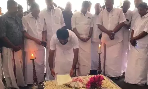 ഉമ്മൻ ചാണ്ടിയുടെ കല്ലറയിൽ നാമനിർദേശ പത്രിക വെച്ച് പ്രാർത്ഥിച്ച് ചാണ്ടി ഉമ്മൻ