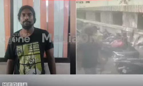man attacked  in Kochi ,goonda attack ,goonda attack again in  Kochi ,കൊച്ചി നഗരത്തിൽ വീണ്ടും ഗുണ്ടാ ആക്രമണം;  മധ്യവയസ്കനെ തലയ്ക്കടിച്ചു വീഴ്ത്തി,