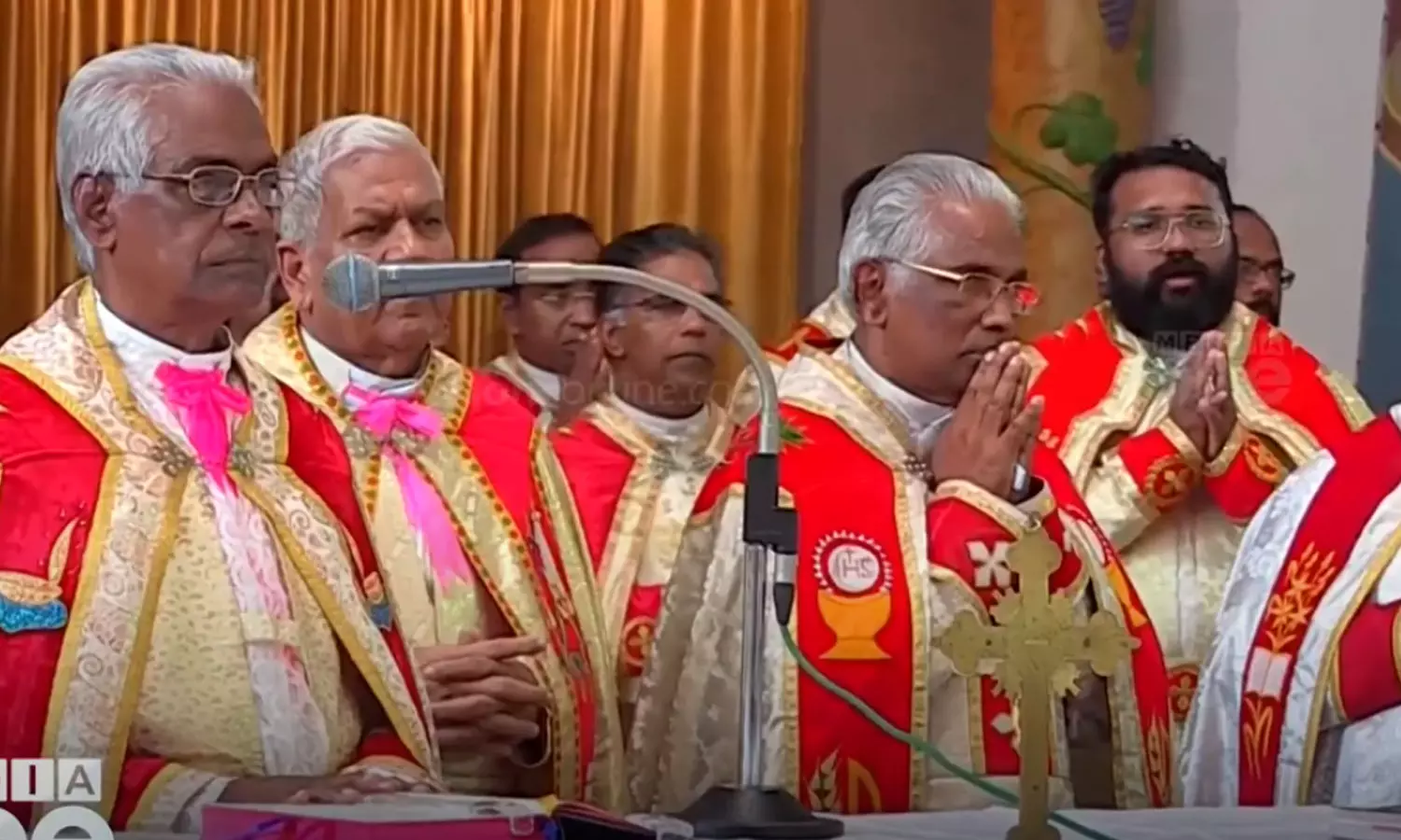 എറണാകുളം അങ്കമാലി അതിരൂപതക്ക് കീഴിലെ ഭൂരിഭാഗം പള്ളികളിലും ഏകീകൃത കുർബാന നടന്നില്ല; പറവൂരിലും മഞ്ഞപ്രയിലും വൈദികനെ തടഞ്ഞു എറണാകുളം അങ്കമാലി അതിരൂപതക്ക് കീഴിലെ ഭൂരിഭാഗം പള്ളികളിലും ഏകീകൃത കുർബാന നടന്നില്ല; പറവൂരിലും മഞ്ഞപ്രയിലും വൈദികനെ തടഞ്ഞു