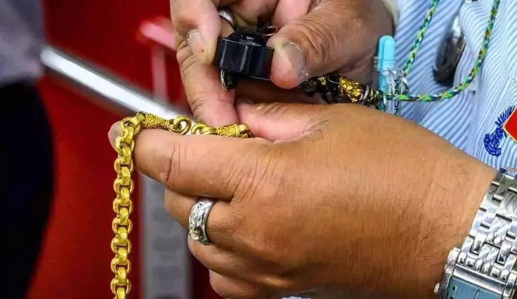 വ്യാജ സ്വർണം നൽകി ജ്വല്ലറികളെ വഞ്ചിച്ചു; കണ്ണൂരിൽ മൂന്നംഗ സംഘം പിടിയിൽ വ്യാജ സ്വർണം നൽകി ജ്വല്ലറികളെ വഞ്ചിച്ചു; കണ്ണൂരിൽ മൂന്നംഗ സംഘം പിടിയിൽ