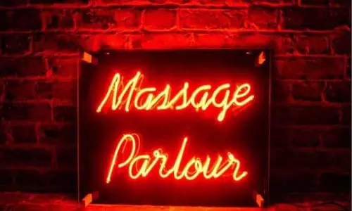 ഫോട്ടോ നോക്കി സ്ത്രീകളെ തെരഞ്ഞെടുക്കാൻ അവസരം; സംസ്ഥാനത്തെ മസാജിന്റെ മറവിൽ നടക്കുന്നത് ലൈംഗികവൃത്തി ഫോട്ടോ നോക്കി സ്ത്രീകളെ തെരഞ്ഞെടുക്കാൻ അവസരം; സംസ്ഥാനത്തെ മസാജിന്റെ മറവിൽ നടക്കുന്നത് ലൈംഗികവൃത്തി