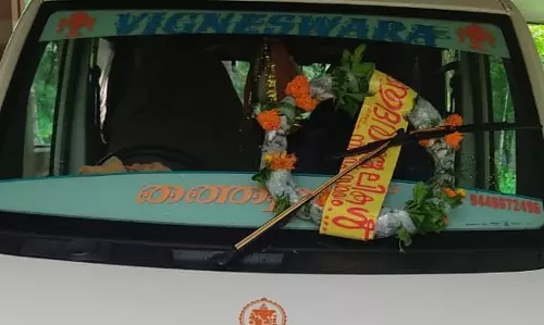 വാഹനത്തിന് മുകളിൽ റീത്ത്, നിന്റെ സമയം അടുത്തെന്ന് ഭീഷണി: കണ്ണൂരിൽ പരാതി വാഹനത്തിന് മുകളിൽ റീത്ത്, നിന്റെ സമയം അടുത്തെന്ന് ഭീഷണി: കണ്ണൂരിൽ പരാതി