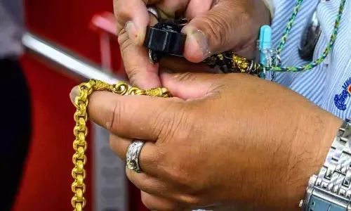 വ്യാജ സ്വർണം നൽകി ജ്വല്ലറികളെ വഞ്ചിച്ചു; കണ്ണൂരിൽ മൂന്നംഗ സംഘം പിടിയിൽ വ്യാജ സ്വർണം നൽകി ജ്വല്ലറികളെ വഞ്ചിച്ചു; കണ്ണൂരിൽ മൂന്നംഗ സംഘം പിടിയിൽ