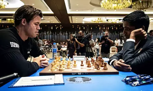 പൊരുതി, കീഴടങ്ങി പ്രഗ്നാനന്ദ; കാള്‍സന് ലോകകപ്പ് കിരീടം