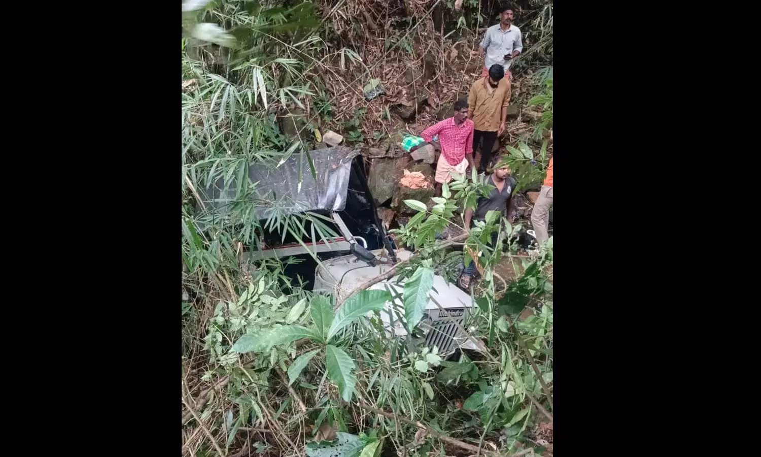 9 killed in Wayanad jeep overturns into trench 9 killed in Wayanad jeep overturns into trench