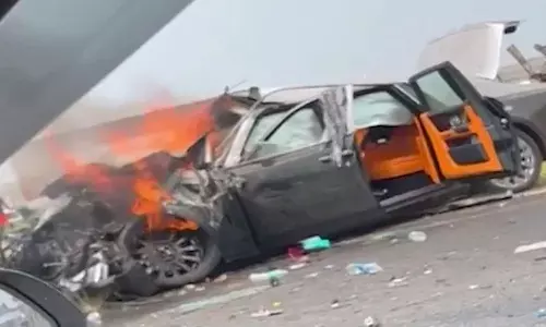 Rolls Royce Crashes Into Oil Tanker On Highway Near Delhi, 2 Dead,അമിതവേഗതയിലെത്തിയ റോൾസ് റോയ്സ് ടാങ്കറിൽ ഇടിച്ചു; രണ്ടുപേർ കത്തിമരിച്ചു, Rolls Royce Crashes Into Oil Tanker On Highway Near Delhi, 2 Dead,അമിതവേഗതയിലെത്തിയ റോൾസ് റോയ്സ് ടാങ്കറിൽ ഇടിച്ചു; രണ്ടുപേർ കത്തിമരിച്ചു,