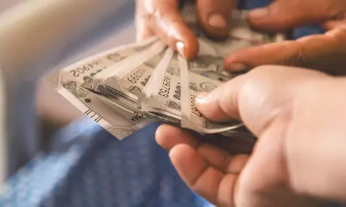 മികച്ച വില്ലേജ് ഓഫീസർക്കുള്ള പുരസ്കാരം നേടിയ ഉദ്യോഗസ്ഥൻ കൈക്കൂലിക്കേസിൽ പിടിയിൽ