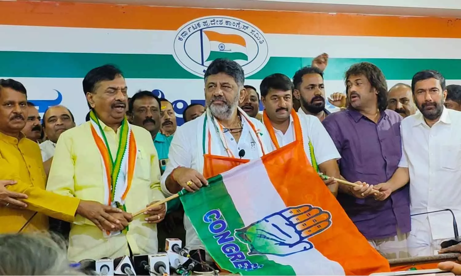 ജെ.ഡി.എസ് നേതാവായിരുന്ന ആയന്നൂർ മഞ്ജുനാഥ് കോൺഗ്രസ് അംഗത്വം സ്വീകരിക്കുന്നു ജെ.ഡി.എസ് നേതാവായിരുന്ന ആയന്നൂർ മഞ്ജുനാഥ് കോൺഗ്രസ് അംഗത്വം സ്വീകരിക്കുന്നു