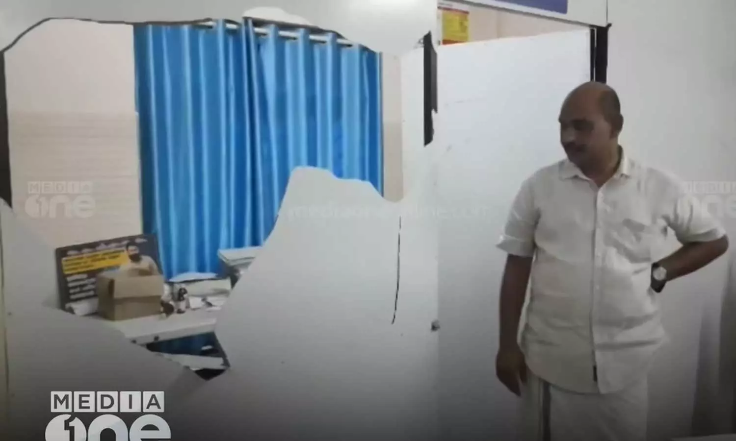 വ്യക്തി വിരോധം; മലപ്പുറത്ത് നടുറോഡിൽ മധ്യവയസ്കനെ വെട്ടിപ്പരിക്കേൽപ്പിച്ചു വ്യക്തി വിരോധം; മലപ്പുറത്ത് നടുറോഡിൽ മധ്യവയസ്കനെ വെട്ടിപ്പരിക്കേൽപ്പിച്ചു