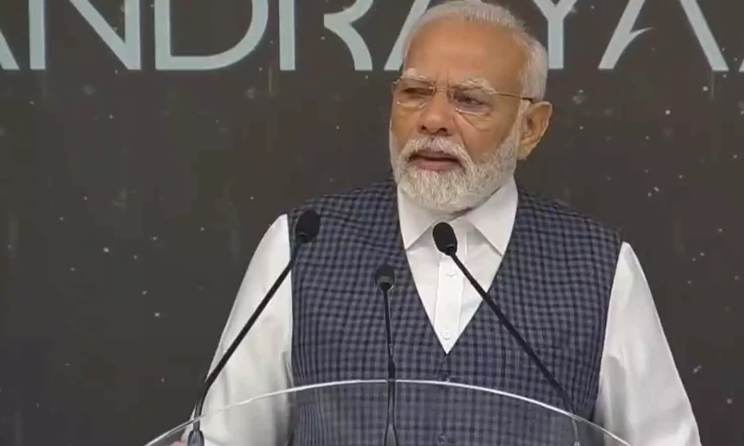 Modi breaks down in tears in front of ISRO scientists Modi breaks down in tears in front of ISRO scientists